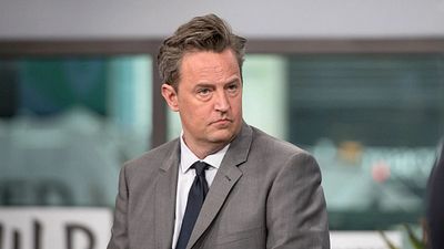 Imagem da notícia 1 ano após a morte de Matthew Perry: O que aconteceu com o caso? Algumas pessoas já assumiram a culpa pelo incidente