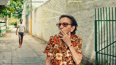 Imagem da notícia "Eu sou desse jeito que tá no filme": Quem é Tânia Maria, a atriz potiguar de 78 anos que rouba a cena em O Agente Secreto?