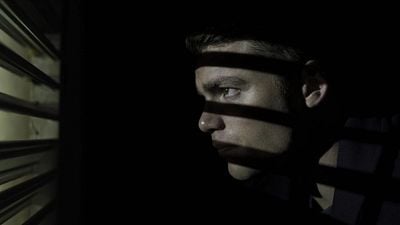 Imagem da notícia Em apenas 5 semanas, a série de espionagem de maior sucesso da Netflix retorna para sua aguardada 3ª temporada