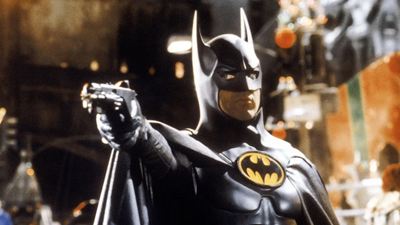 "Ele mudou tudo": Para Michael Keaton, os universos cinematográficos da Marvel e DC só existem por causa de Tim Burton