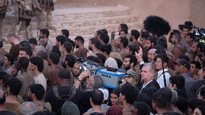 Imagem da notícia Para gravar a cena mais ambiciosa de A Odisseia, Christopher Nolan se trancou com 20 atores em estrutura colossal: "É um líder"