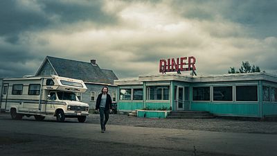 Imagem da notícia Este é a série mais próxima de Lost que existe na televisão e acaba de ser renovada para a 3ª temporada: “É uma pancada na cabeça”