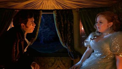 Imagem da notícia Bridgerton: Luke Newton improvisou o detalhe mais safadinho na cena da carruagem com Penelope e Colin