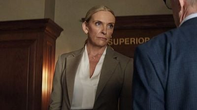 "Ainda me belisco por ter trabalhado com Clint Eastwood": Toni Collette revela como foi contracenar com lenda do cinema em Jurado Nº 2