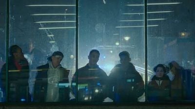 Imagem da notícia A minissérie de 5 episódios da Netflix que entrou no Top 10 em 30 países: Termina em menos de 4 horas