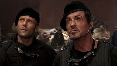 Imagem da notícia A maior franquia de ação de Jason Statham e Sylvester Stallone vai ganhar um novo filme, mas com mudança radical no elenco