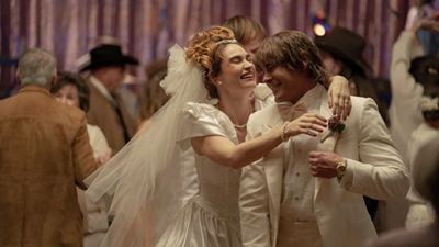 “Mal conseguia reconhecer”: Lily James ficou impressionada com caracterização de Zac Efron no set de Garra de Ferro