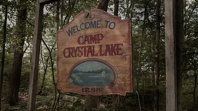 Imagem da notícia Prelúdio de Sexta-Feira 13 ganha data de estreia e revela a origem sombria da maldição na família do vilão Jason Voorhees