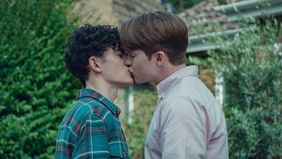 Imagem da notícia Uma das melhores séries românticas da Netflix está voltando e vai embarcar à França - mas não é Emily em Paris, felizmente!