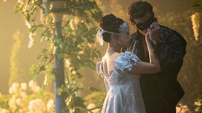 Imagem da notícia Benedict e Sophie juntos, o bebê de Penélope e a barba de Anthony: Muitas surpresas nas imagens e teaser da 4ª temporada de Bridgerton