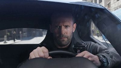 Imagem da notícia Jason Statham com cabelo comprido (!) no streaming: O filme único de um diretor cult que ninguém entende há 18 anos