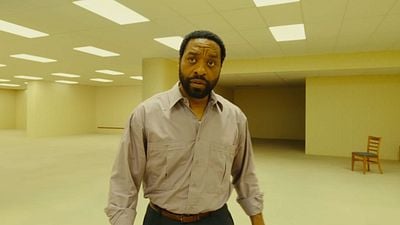 Imagem da notícia "Não sabia onde estava": Ator de Backrooms se perdeu no set do filme de terror e teve experiência claustrofóbica (Entrevista)
