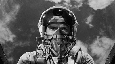 Imagem da notícia Hoje ele é um dos atores mais famosos. Você reconheceu quem interpreta esse piloto de avião?