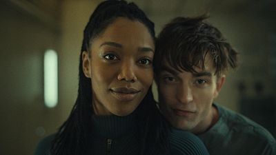 Imagem da notícia Quem é Naomi Ackie? Par romântico de Robert Pattinson em Mickey 17 já viveu uma das maiores estrelas pop no cinema