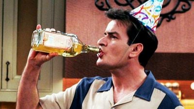 Imagem da notícia "Programa estúpido sobre chatos": A esquecida participação de Charlie Sheen em The Big Bang Theory tem 7 segundos e ele odiou cada um deles