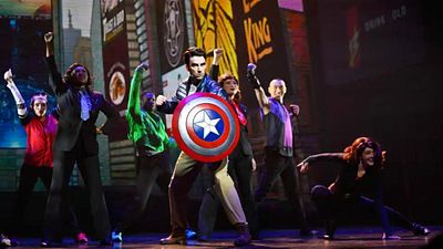 Imagem da notícia Você se lembra do musical da Marvel na série do Gavião Arqueiro? Agora ele existe de verdade e tem Vingadores dançantes