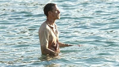 Imagem da notícia Para assistir online: A estrela de Sons of Anarchy, Charlie Hunnam, protagoniza a nova versão de um dos melhores filmes de todos os tempos