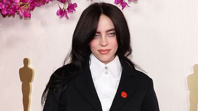 Imagem da notícia Reparou? Billie Eilish e Mark Ruffalo usam bottom vermelho no Oscar e pedem cessar-fogo na Faixa de Gaza