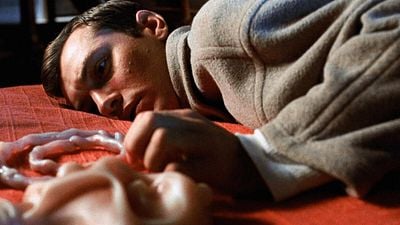 Imagem da notícia Há 26 anos, Matrix eclipsou um dos melhores filmes de David Cronenberg – que também revolucionou a ficção científica à sua maneira