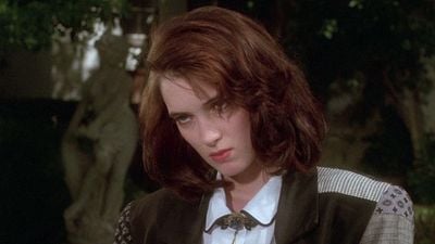 Imagem da notícia Este clássico dos anos 80 é quase uma versão cult e sangrenta de Meninas Malvadas: Filme de Winona Ryder também virou musical