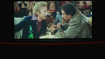 Imagem da notícia Projetor portátil: 3 motivos para ter um em casa ao invés de uma TV!