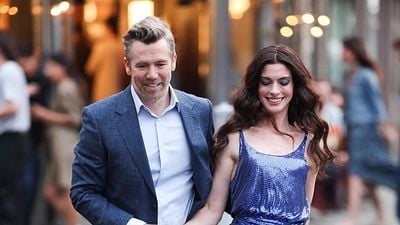 Imagem da notícia Pior que o Nate? Novo par romântico de Anne Hathaway em O Diabo Veste Prada 2 é detonado e família culpa os bastidores