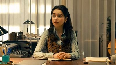 Imagem da notícia Emilia Clarke quebrou a costela durante cena de sexo com três homens em nova série: "Ela tem um corpinho tão pequeno"