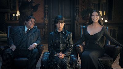Imagem da notícia Wandinha: Teoria de fã é confirmada e mais um membro da família Addams fará companhia para Jenna Ortega