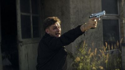 Uma das séries de gângster mais frenéticas do ano continua: Sucesso da Netflix vai ganhar 2ª temporada