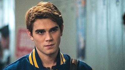 Imagem da notícia Esta é a saga literária mais longa de Harlan Coben e será adaptada para uma série da Netflix estrelada por um ator de Riverdale