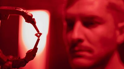 Imagem da notícia "Sci-fi tropical": Biônicos utilizou efeitos especiais inovadores para criar experiência mista entre ficção científica e thriller de ação