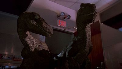 Imagem da notícia E se os dinossauros de Jurassic Park fossem realistas? Artista recria cena e resultado é bizarro