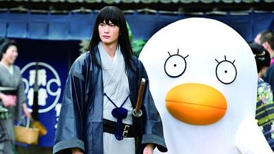 Imagem da notícia Uma das adaptações de anime mais absurdas da história: Comédia de ficção científica com um live-action que brilha por si só