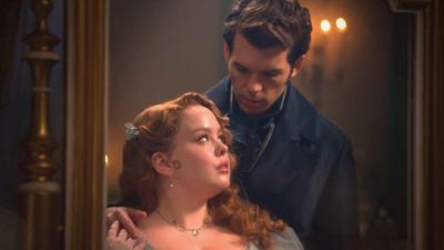 Estrela de Bridgerton revela detalhes sobre cenas íntimas na 3° temporada: "Estávamos muito confortáveis"
