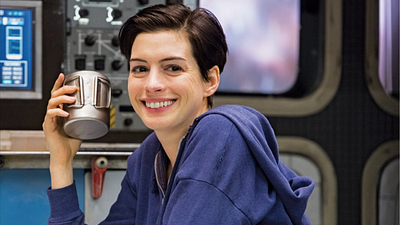 Imagem da notícia Anne Hathaway disse que este diretor foi um "anjo" em sua carreira por tê-la incluído em um dos melhores filmes de ficção científica da história