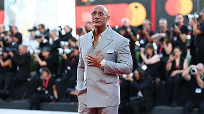Imagem da notícia Dwayne Johnson estará irreconhecível em novo filme: Ele será um homem de 70 anos cuja melhor amiga é uma galinha