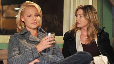 Imagem da notícia "Eu era tão ingênua": O emocionante reencontro entre Ellen Pompeo e Katherine Heigl 13 anos após saída polêmica de Izzie em Grey's Anatomy