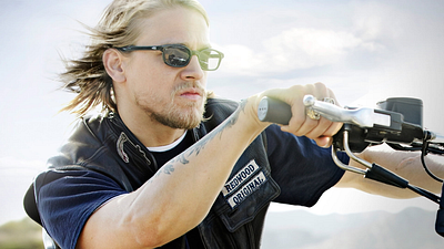 A estrela de Sons Of Anarchy Charlie Hunnam se torna um serial killer – para a sequência da minissérie Netflix de maior sucesso de todos os tempos