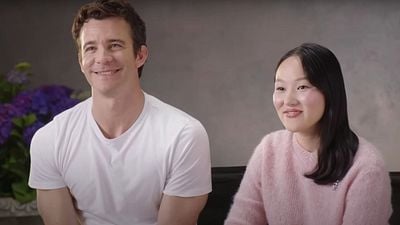 Imagem da notícia Bridgerton revela Benedict e Sophie juntos pela primeira vez: Entrevista inédita traz a química do novo casal protagonista