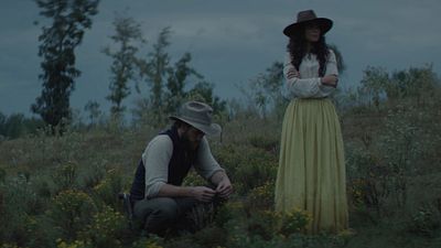 Imagem da notícia Já assistiu? Um faroeste policial imperdível com estrelas de Jogos Vorazes - e uma atriz brasileira!