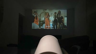 Esse projetor vai mudar completamente a sua forma de ver filmes e séries!