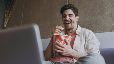 Imagem da notícia Vai passar o Carnaval em casa? Então, veja os melhores memes e assista aos desfiles usando este notebook com quase R$ 2 mil de desconto