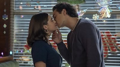 Imagem da notícia "É um pouco diferente": Criadora de Off Campus: Amores Improváveis defende mudanças entre a série e o livro