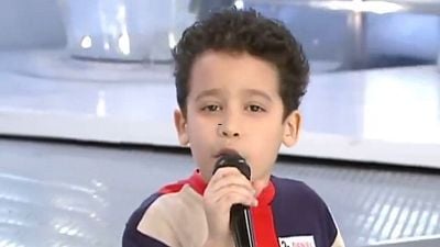 Imagem da notícia Aos 7 anos, ele deu os primeiros passos no palco do Domingo Legal: Hoje é um dos maiores talentos vocais do país; você o reconhece?