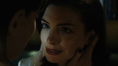 Imagem da notícia Anne Hathaway assombra Dakota Johnson mesmo sem estar morta: Suspense baseado em romance best-seller estreia em duas semanas
