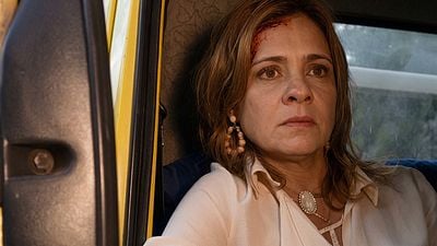 Imagem da notícia Avenida Brasil, resumo da semana (14 a 19/09): Carminha surta, pede para motorista “tocar para o inferno” e vai parar em clínica psiquiátrica