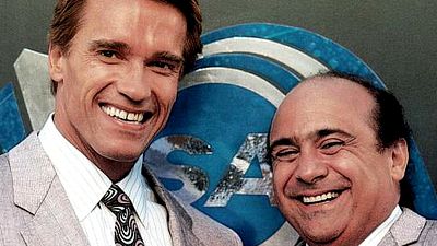Imagem da notícia Os "gêmeos" Schwarzenegger e Danny DeVito encontram um novo irmão