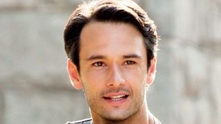 Imagem da notícia Exclusivo - Rodrigo Santoro tem cartaz só dele no novo filme com Jennifer Lopez
