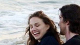 Imagem da notícia Natalie Portman e Christian Bale passeiam pela praia em novo filme de Terrence Malick
