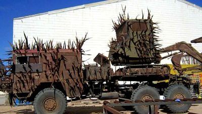 Imagem da notícia Caveiras e máquinas de guerra no cenário pós-apocalíptico de Mad Max: Fury Road